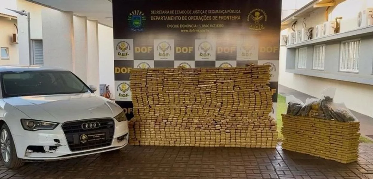 Carro e drogas apreendidos pelo Departamento de Operações de Fronteira (DOF)