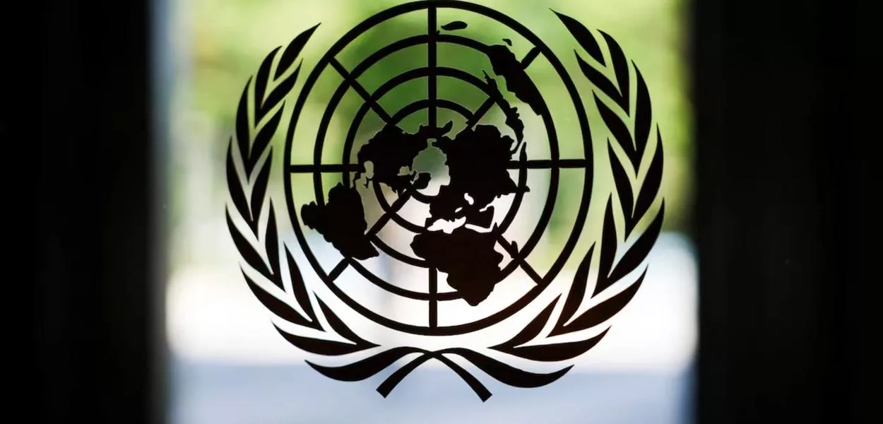 O logotipo das Nações Unidas adorna uma janela na sede da ONU