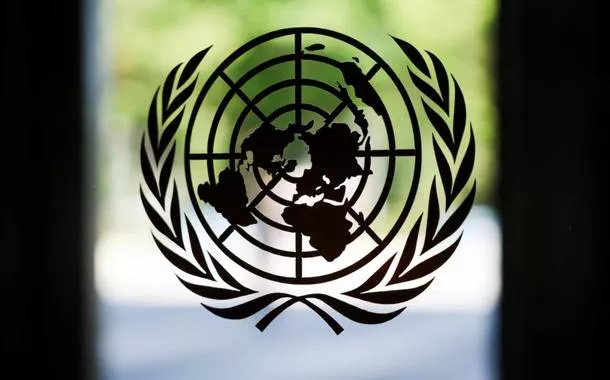 O logotipo das Nações Unidas adorna uma janela na sede da ONU