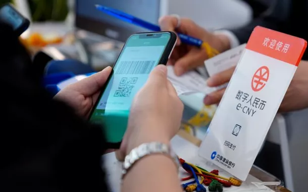 Uma placa indicando o yuan digital, também conhecido como e-CNY, é vista em um shopping center em Xangai, China, em 5 de maio de 2021