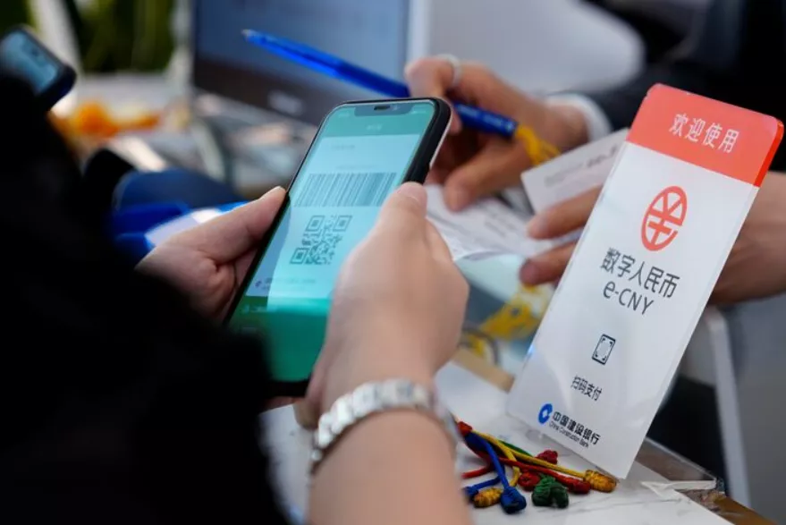 Uma placa indicando o yuan digital, também conhecido como e-CNY, é vista em um shopping center em Xangai, China, em 5 de maio de 2021