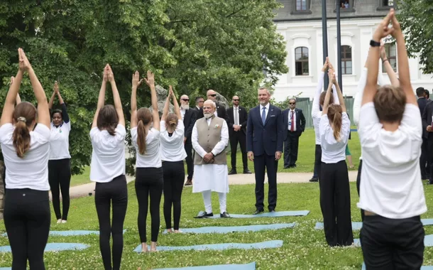 Yoga aproxima culturas durante visita de Modi à Eslováquia