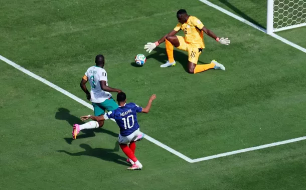 Mbappé decide, bate recorde histórico e França vence Senegal em estreia na Copa