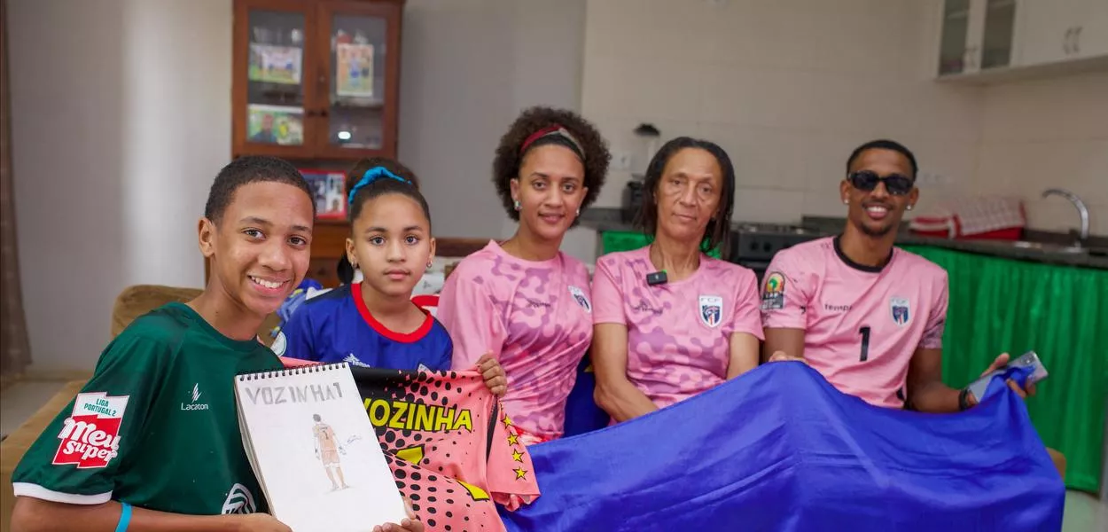 Ana Cândida Évora, mãe do goleiro Vozinha, posa para uma foto com outros membros da família em sua casa
16 de junho de 2026 REUTERS/Davidson Alves