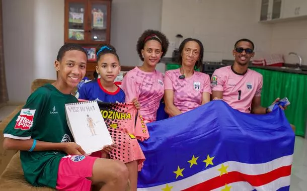 Sem dinheiro para ir à Copa, mãe de Vozinha assiste às façanhas do filho de casa