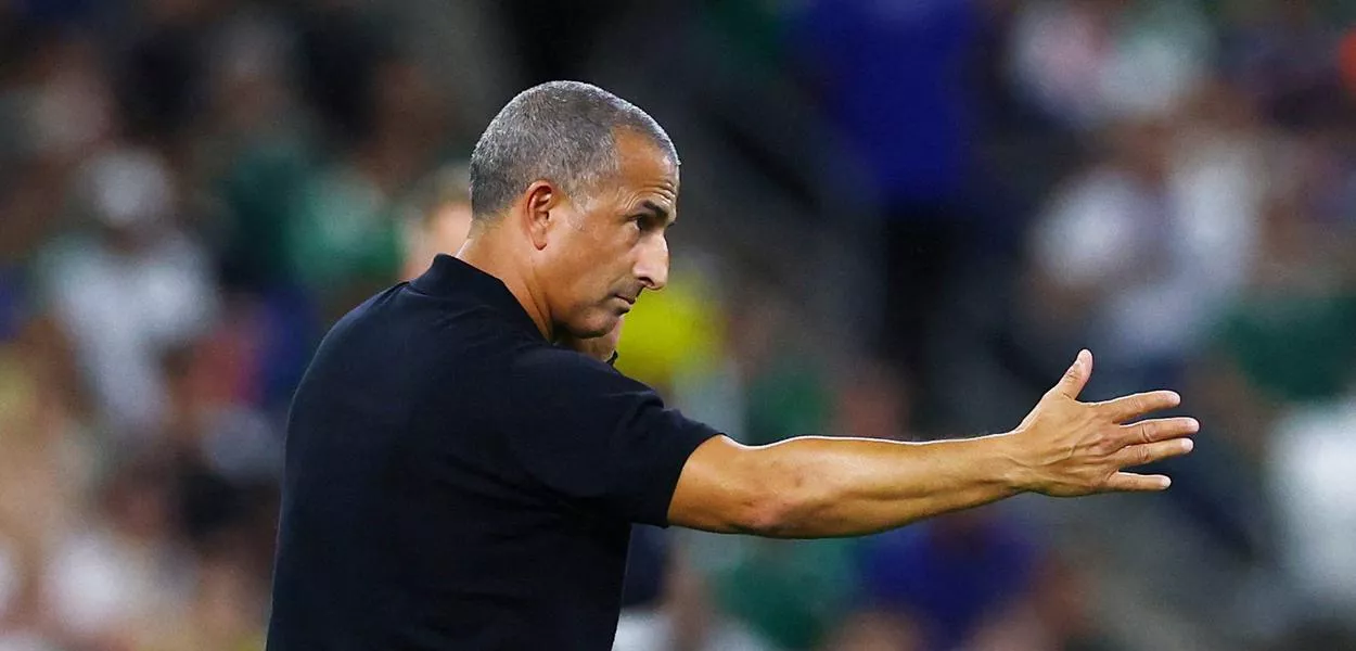 Técnico Sabri Lamouchi em jogo da Tunísia contra a Suécia -  14 de junho de 2026