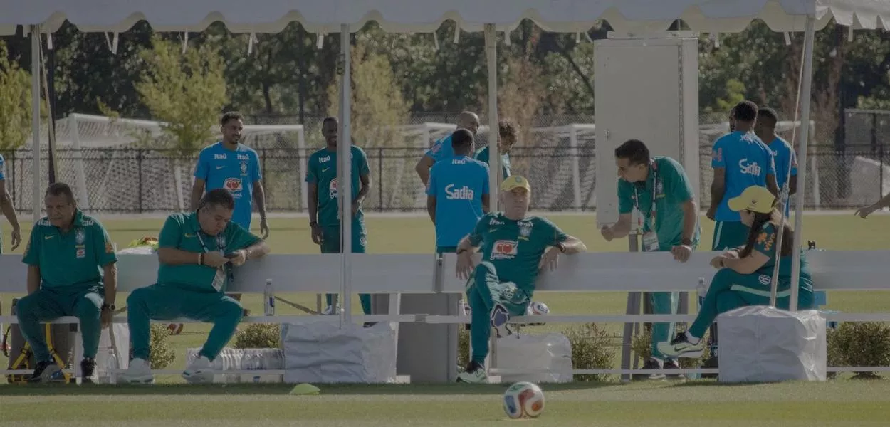 Carlo Ancelotti conversa com o diretor de imprensa da CBF, Fábio Seixas, no CT da seleção brasileira em Morristown, Nova Jersey. (09/06/2026)
