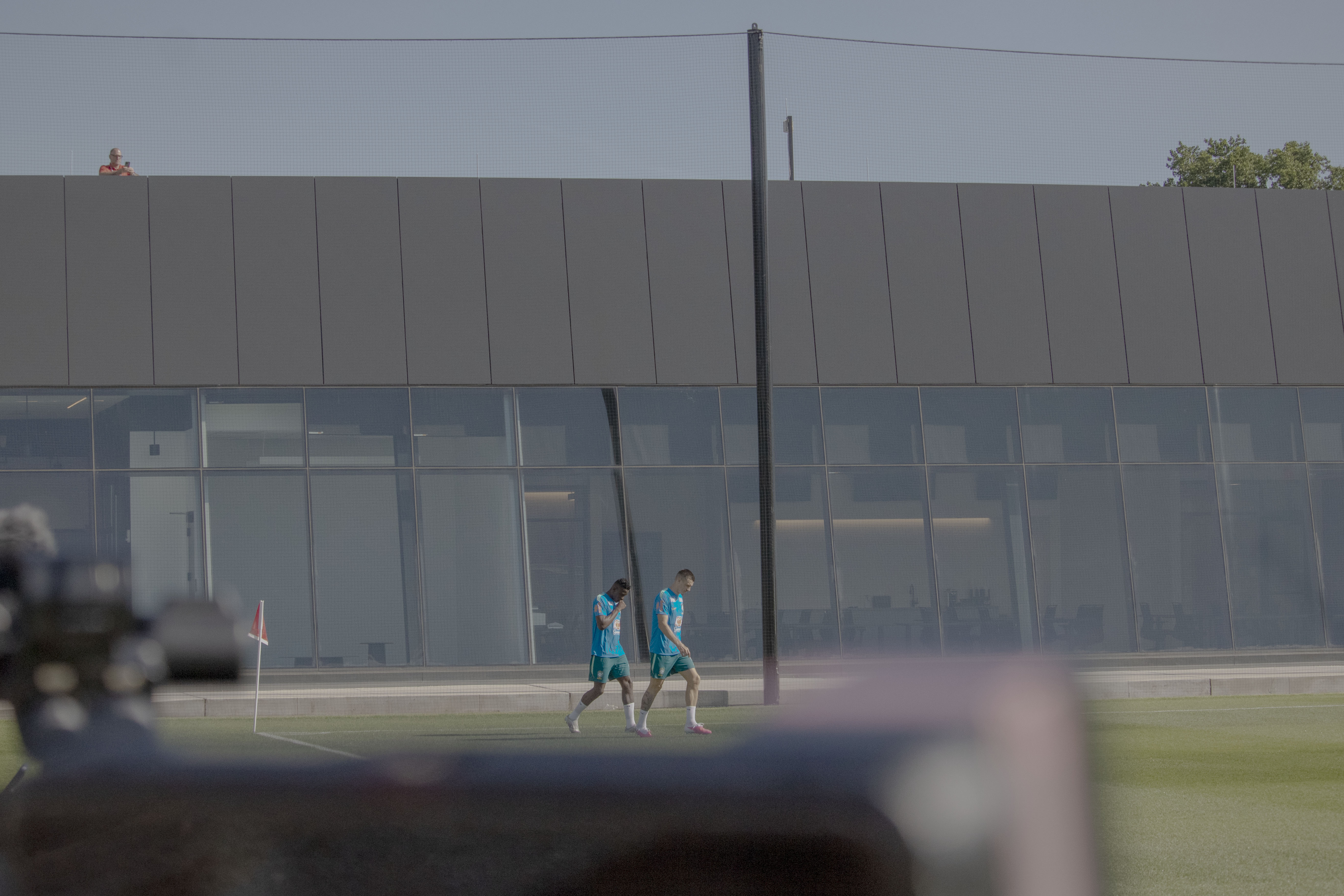 Luiz Henrique e Roger Ibáñez caminham em um dos oito campos de treinamento em Morristown (8/06)