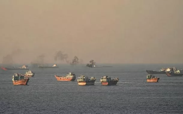 Embarcações no Estreito de Ormuz , vistas de Musandam, Omã
