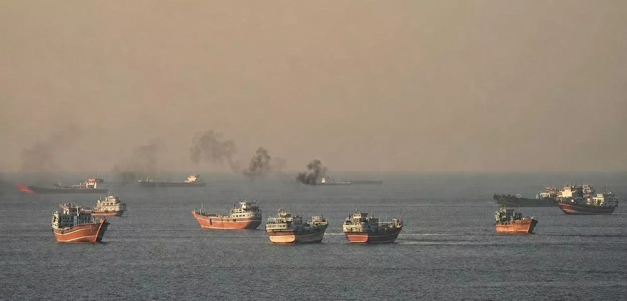 Embarcações no Estreito de Ormuz , vistas de Musandam, Omã