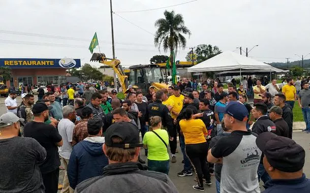 Câmara aprova MP do piso do frete e inclui anistia a multas para caminhoneiros que fizeram mobilizações pró-golpe