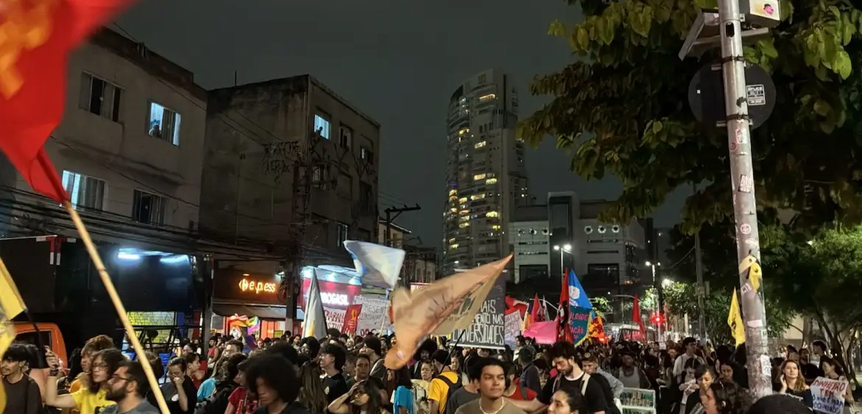 Cover image for Estudantes protestam contra cortes nas universidades de São Paulo