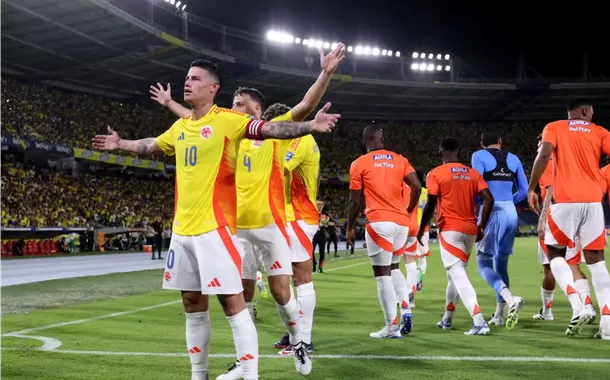 Jogadores da seleção colombiana celembram em jogo