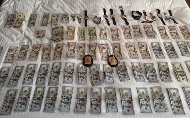 Dólares e relógios apreendidos pela Polícia Federal
