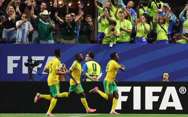 Teboho Mokoena, da África do Sul, comemora gol da equipe na Copa do Mundo com Thalente Mbatha e Aubrey Modiba - REUTERS/Siphiwe Sibeko