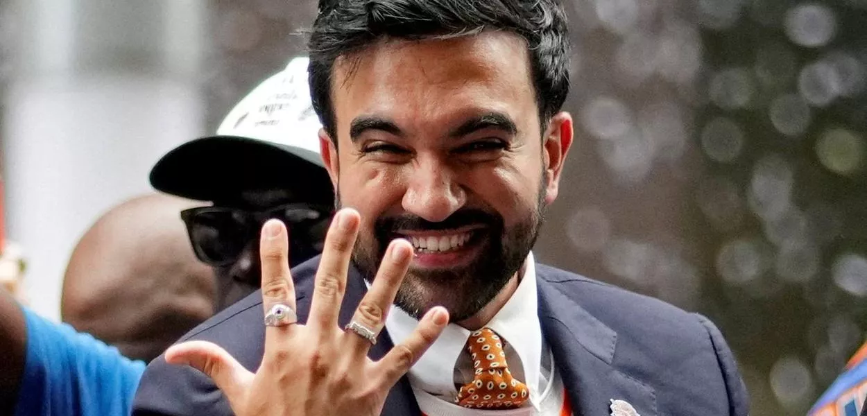 Zohran Mamdani comemora durante desfile do New York Knicks - 8 de junho de 2026