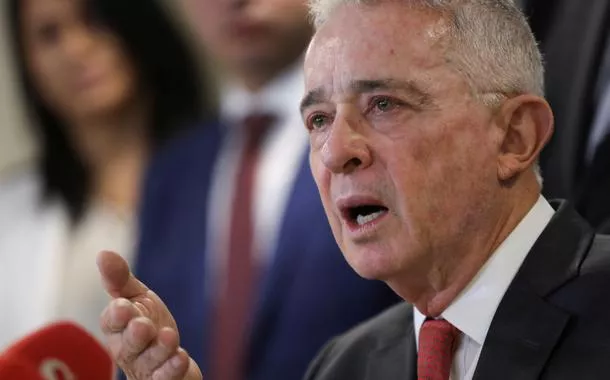 Procuradoria da Colômbia intima Álvaro Uribe por massacres paramilitares