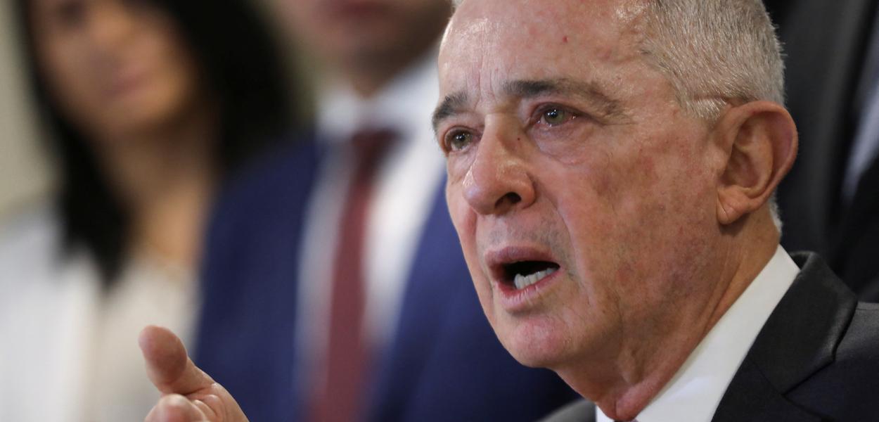 Procuradoria da Colômbia intima Álvaro Uribe por massacres paramilitares