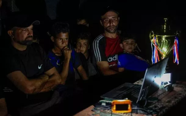 Massacrados por Israel, palestinos assistem à Copa do Mundo entre ruínas de Gaza