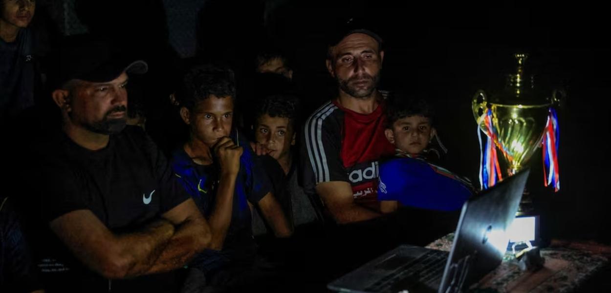 Massacrados por Israel, palestinos assistem à Copa do Mundo entre ruínas de Gaza