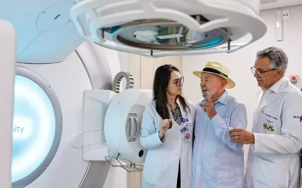 Lula e Alexandre Padilha em visita a hospital