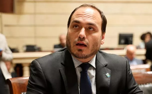 Sete ex-assessores de Carlos Bolsonaro viram réus por esquema de rachadinha