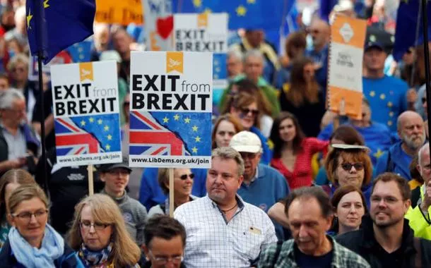 Manifestantes voltam às ruas de Londres e defendem retorno à União Europeia