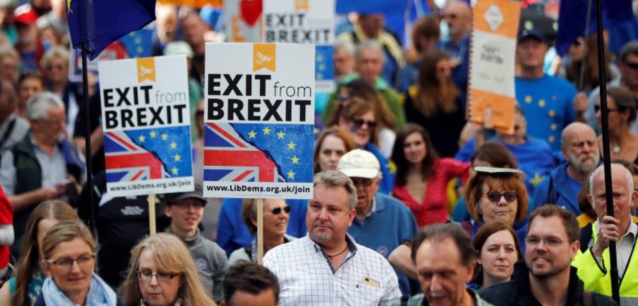 Manifestantes voltam às ruas de Londres e defendem retorno à União Europeia