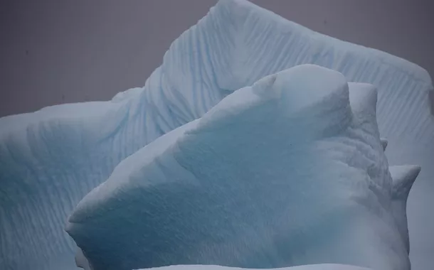 Um iceberg flutua perto da Ilha Two Hummock, na Antártica