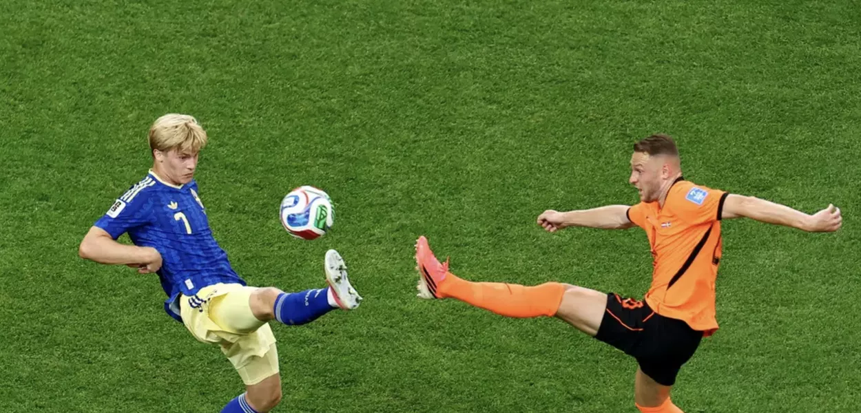 Lance do jogo entre Holanda e Suécia