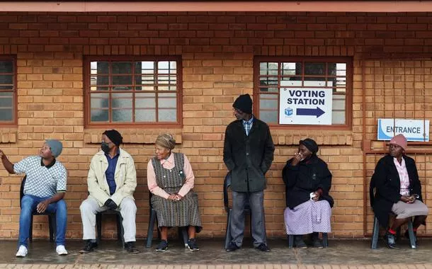 Pessoas fazem fila para votar nas eleições sul-africanas na Escola Primária Mahlanhle em Ga Mahlanhle, Província de Limpopo, África do Sul, 29 de maio de 2024.
