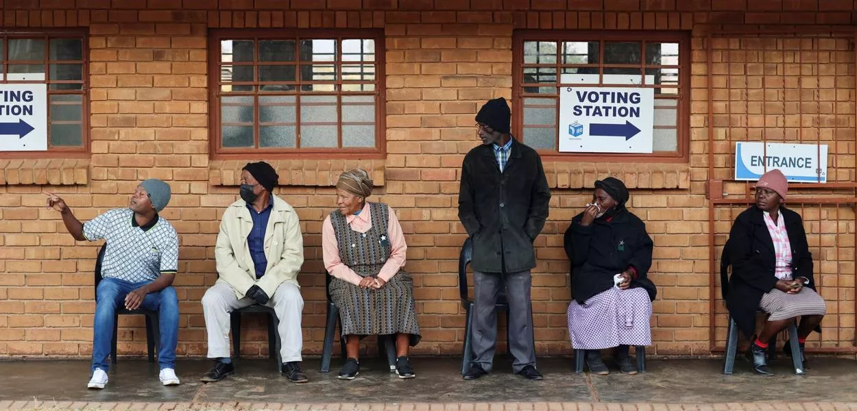 Pessoas fazem fila para votar nas eleições sul-africanas na Escola Primária Mahlanhle em Ga Mahlanhle, Província de Limpopo, África do Sul, 29 de maio de 2024.