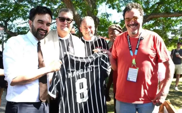 Prefeito de Nova York recebe camisa do Corinthians após elogiar Sócrates e a Democracia Corintiana