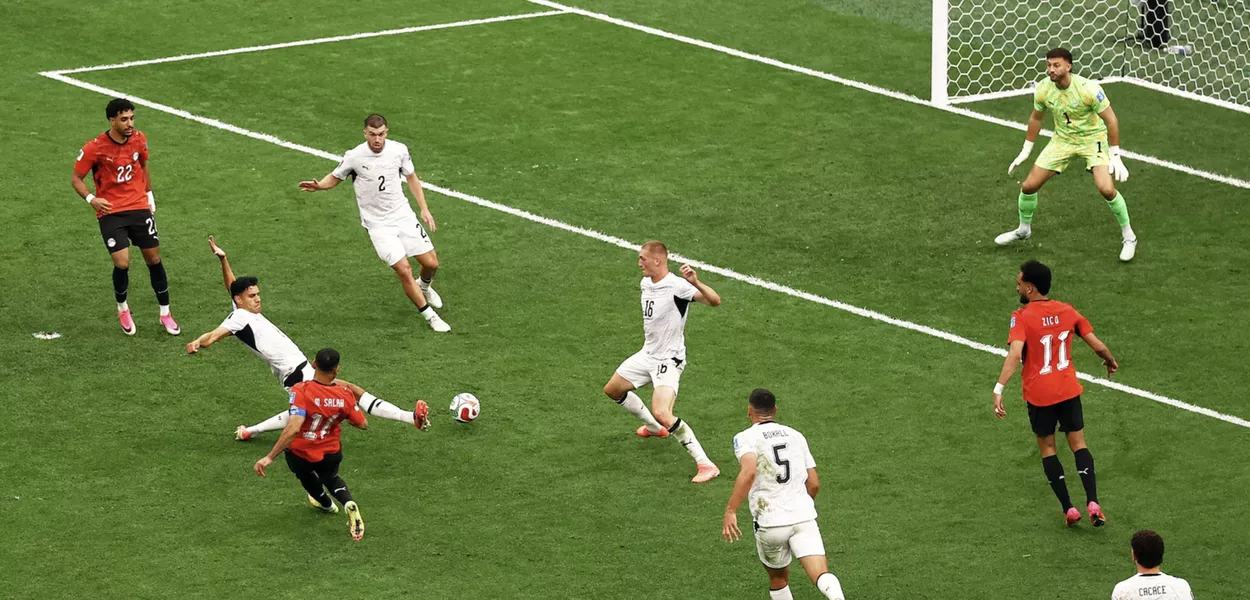 Salah toca para marcar o gol da virada
