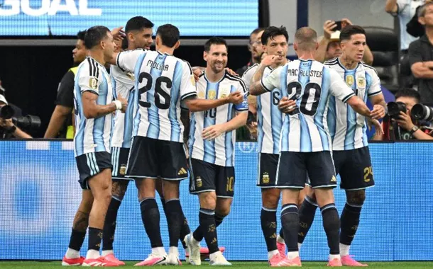 Argentina vence a Áustria com dois gols de Messi pela Copa