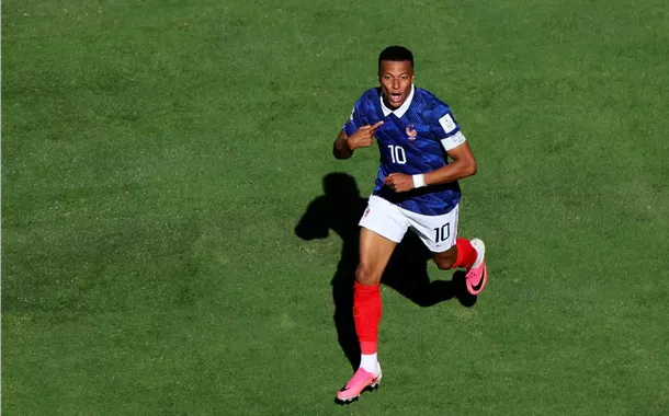 Mbappé supera Ronaldo e entra no top 3 de artilheiros das Copas