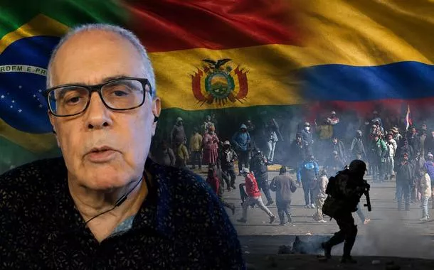 Ricardo Almeida e um protesto pedindo a renúncia do presidente  boliviano, Rodrigo Paz, de direita. Ao fundo (esq. para dir), estão as bandeiras do Brasil, da Bolívia e da Colômbia