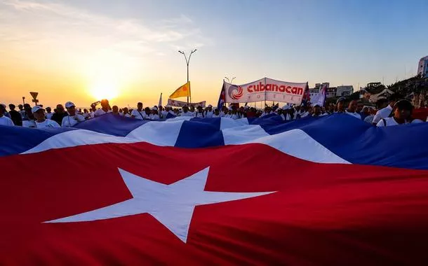 Mobilização com a bandeira de Cuba durante uma manifestação do Dia do Trabalho em Havana, Cuba (dia 1 de maio de 2026). Foto: Claudia Dau/Reuters