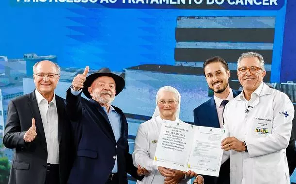 "Todos têm direito a um tratamento igual, justo e de boa qualidade", diz Lula durante entrega de equipamento contra câncer em SP