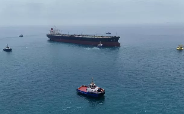 Imagem captada por drone do petroleiro HELGA atracado em um dos terminais petrolíferos offshore do sul do Iraque, próximo a Basra, enquanto se prepara para carregar petróleo, tornando-se a segunda embarcação a chegar desde o fechamento do Estreito de Ormuz, em 24 de abril de 2026