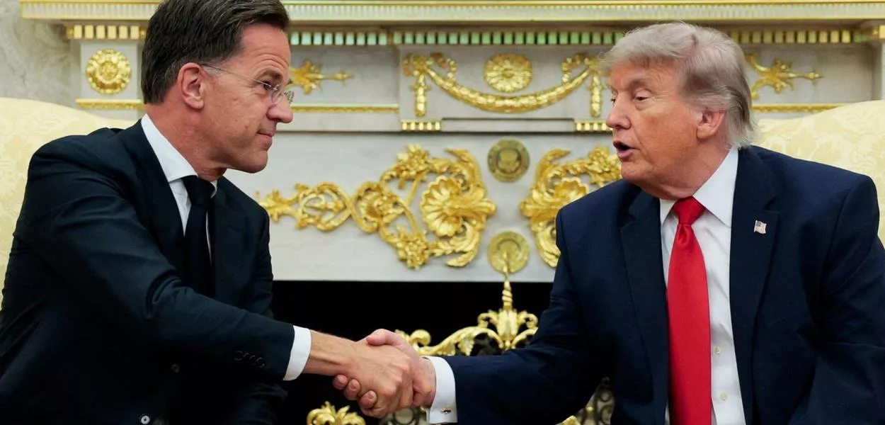 O presidente dos Estados Unidos, Donald Trump, aperta a mão do secretário-geral da Otan, Mark Rutte, durante uma reunião no Salão Oval da Casa Branca, em Washington, D.C., Estados Unidos, em 24 de junho de 2026