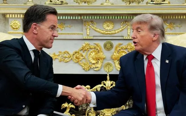 O presidente dos Estados Unidos, Donald Trump, aperta a mão do secretário-geral da Otan, Mark Rutte, durante uma reunião no Salão Oval da Casa Branca, em Washington, D.C., Estados Unidos, em 24 de junho de 2026