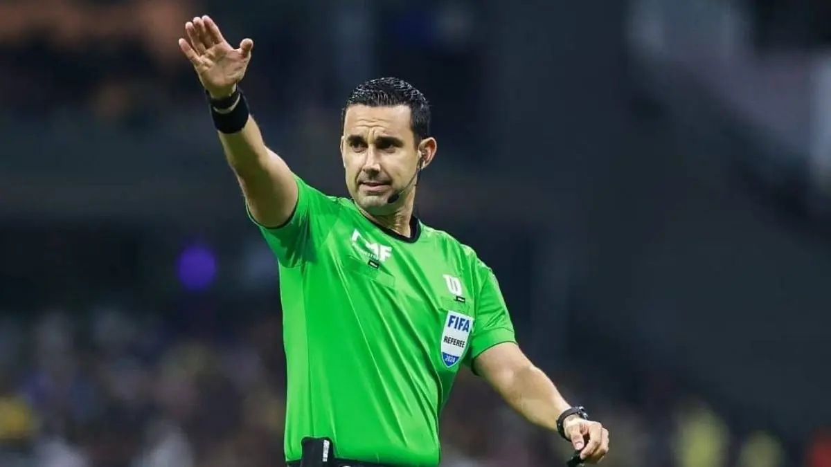 O árbitro César Ramos durante partida