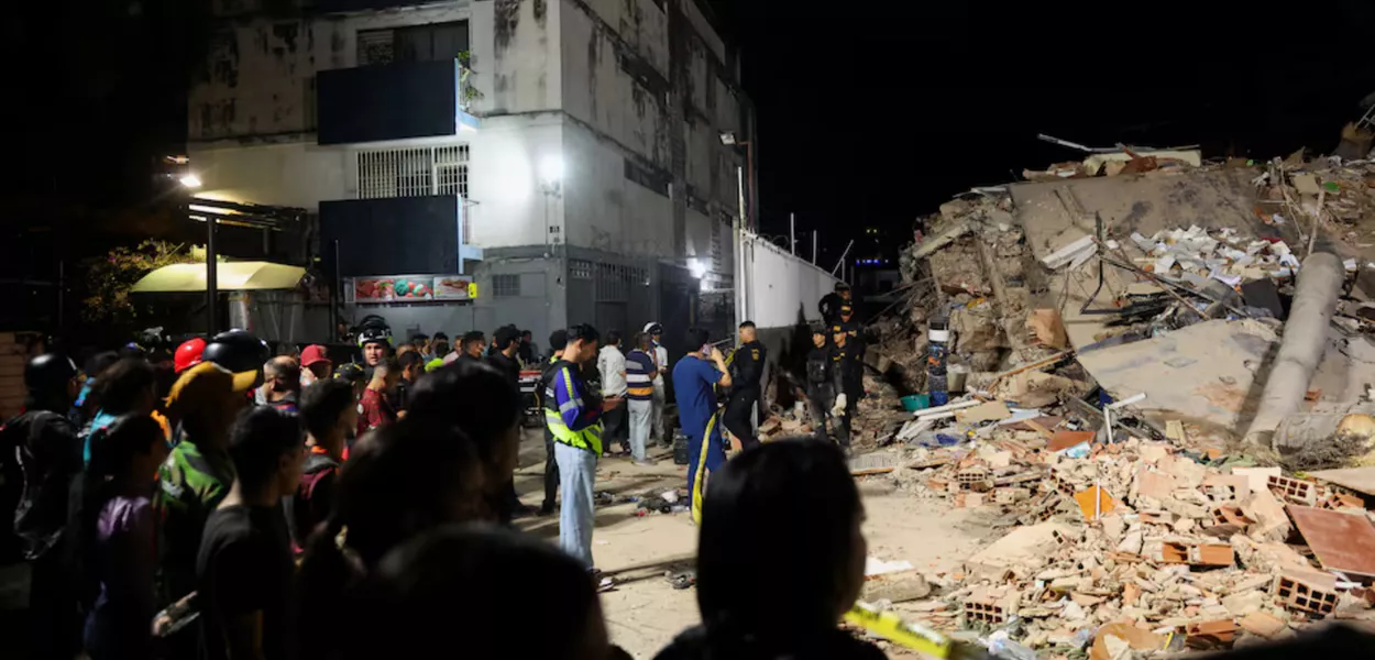 Escombros após terremoto na Venezuela