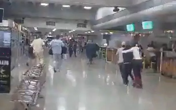 Cenas de desespero: veja o momento em que teto de aeroporto desaba na Venezuela (vídeo)