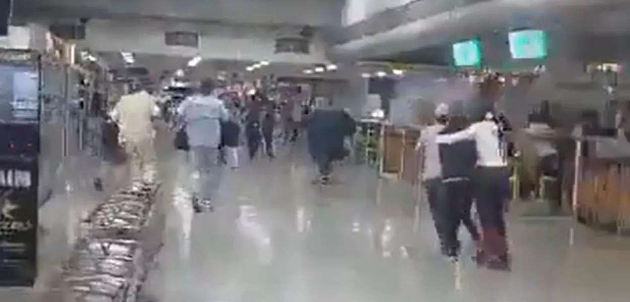 Cenas de desespero: veja o momento em que teto de aeroporto desaba na Venezuela (vídeo)