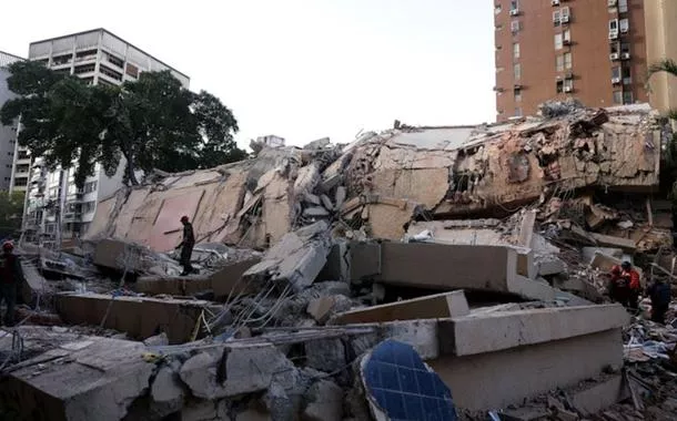 Escombros após terremoto na Venezuela