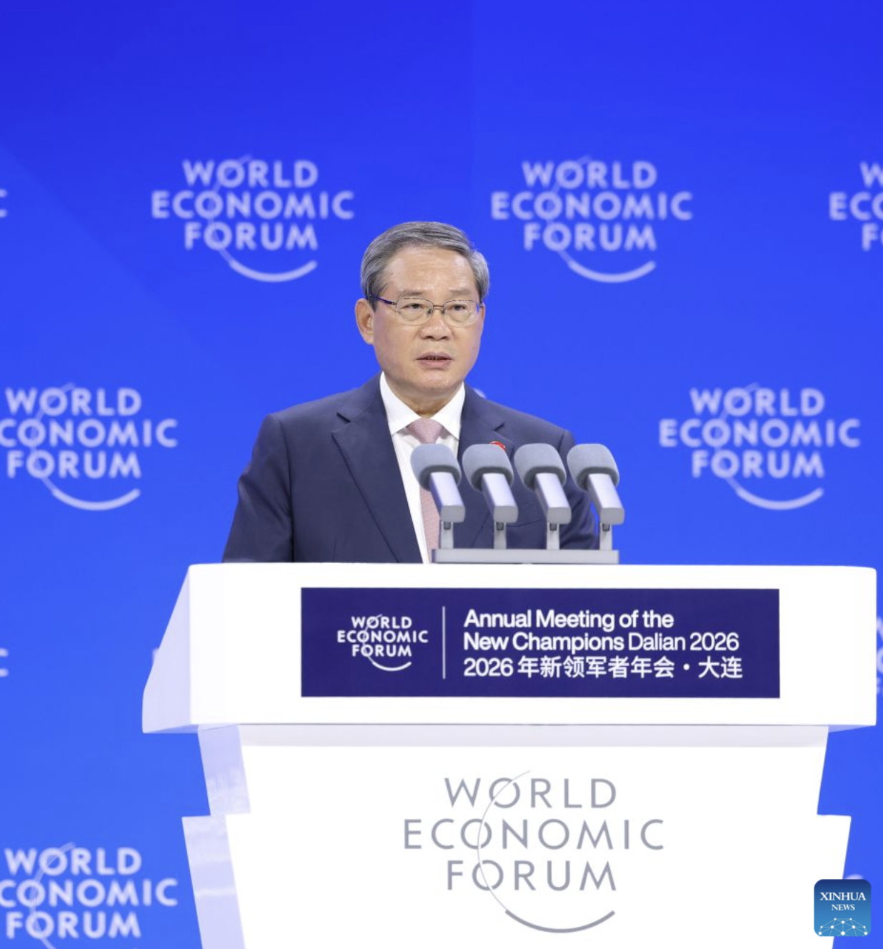 O primeiro-ministro chinês, Li Qiang, discursa na sessão plenária de abertura da 17ª Reunião Anual dos Novos Campeões, também conhecida como o Davos de Verão, em Dalian, na província de Liaoning, nordeste da China, em 24 de junho de 2026. 