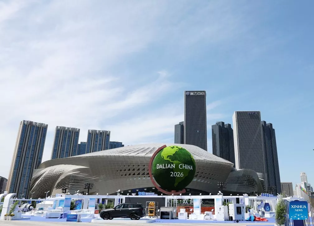 Esta foto, tirada em 22 de junho de 2026, mostra uma vista externa do Centro Internacional de Conferências de Dalian, local do Fórum Econômico Mundial de Verão de 2026, em Dalian, província de Liaoning, nordeste da China. O Encontro Anual dos Novos Campeões do Fórum Econômico Mundial, também conhecido como Fórum Econômico Mundial de Verão, será realizado na cidade portuária de Dalian de 23 a 25 de junho.