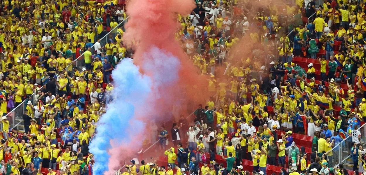 Torcedores da Colômbia comemoram com sinalizadores nas arquibancadas após a partida com a República Democrática do Congo
23 de junho de 2026